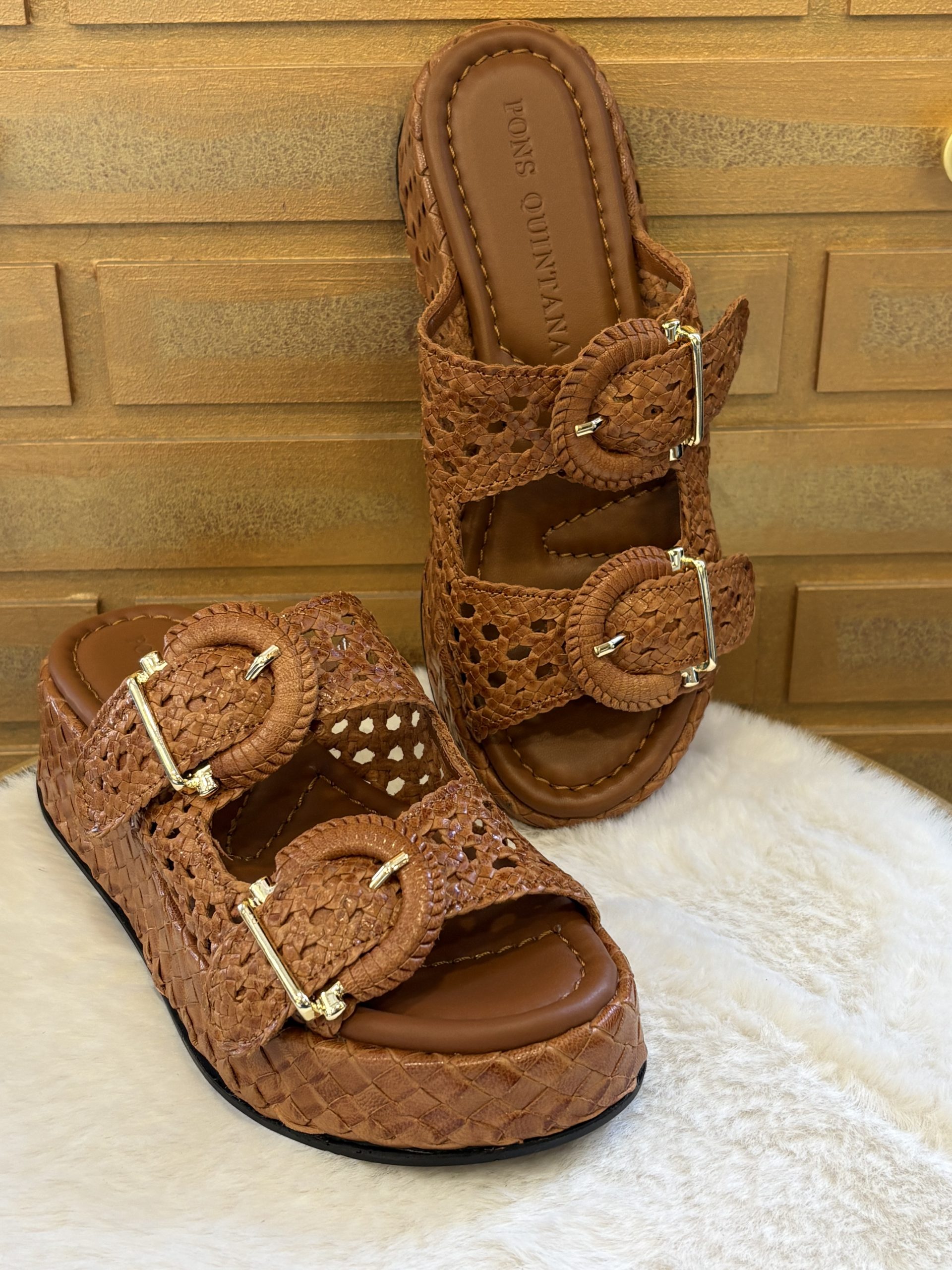 Craquez pour la mule tressée de chez Ponsquintana, couleur caramel, tout cuir qui allie le confort et la tendance. A découvrir sur le site dans différents coloris ou en boutique au 9B Rue Jéhenne sur Arcachon