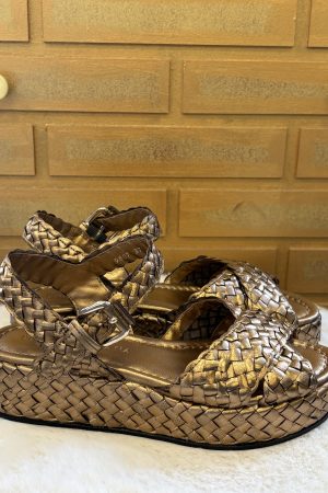 Craquez pour la sandale tressée de chez Pons Quintana, bronze, tout cuir qui allie le confort et la tendance. A découvrir sur le site dans différents coloris ou en boutique au 9B Rue Jéhenne sur Arcachon