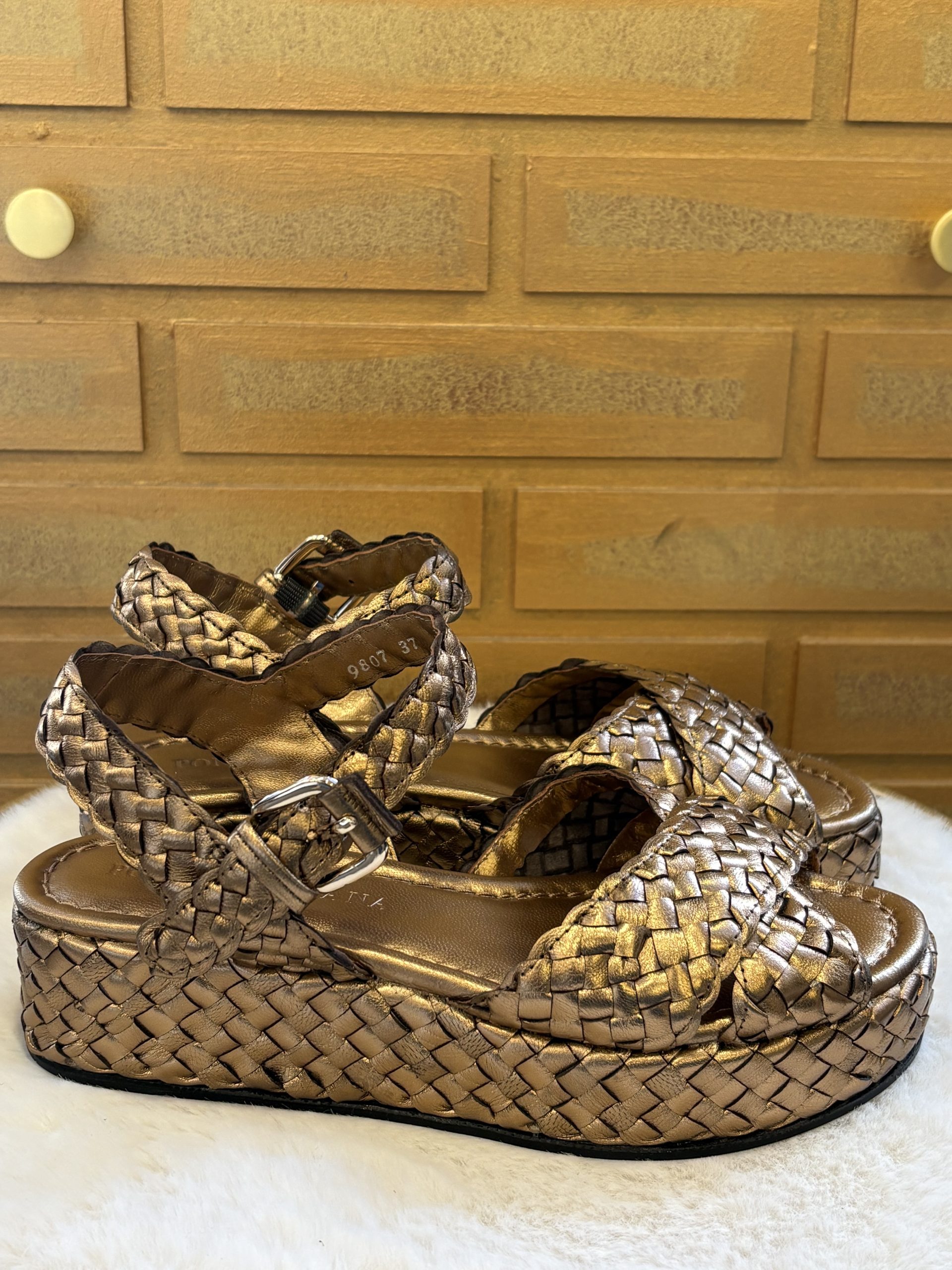 Craquez pour la sandale tressée de chez Pons Quintana, bronze, tout cuir qui allie le confort et la tendance. A découvrir sur le site dans différents coloris ou en boutique au 9B Rue Jéhenne sur Arcachon