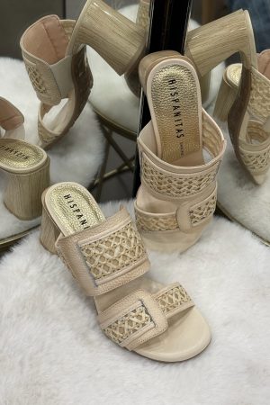 Craquez pour les mules Hispanitas Orquidea, la parfaite alliance entre élégance naturelle, confort et style estival.