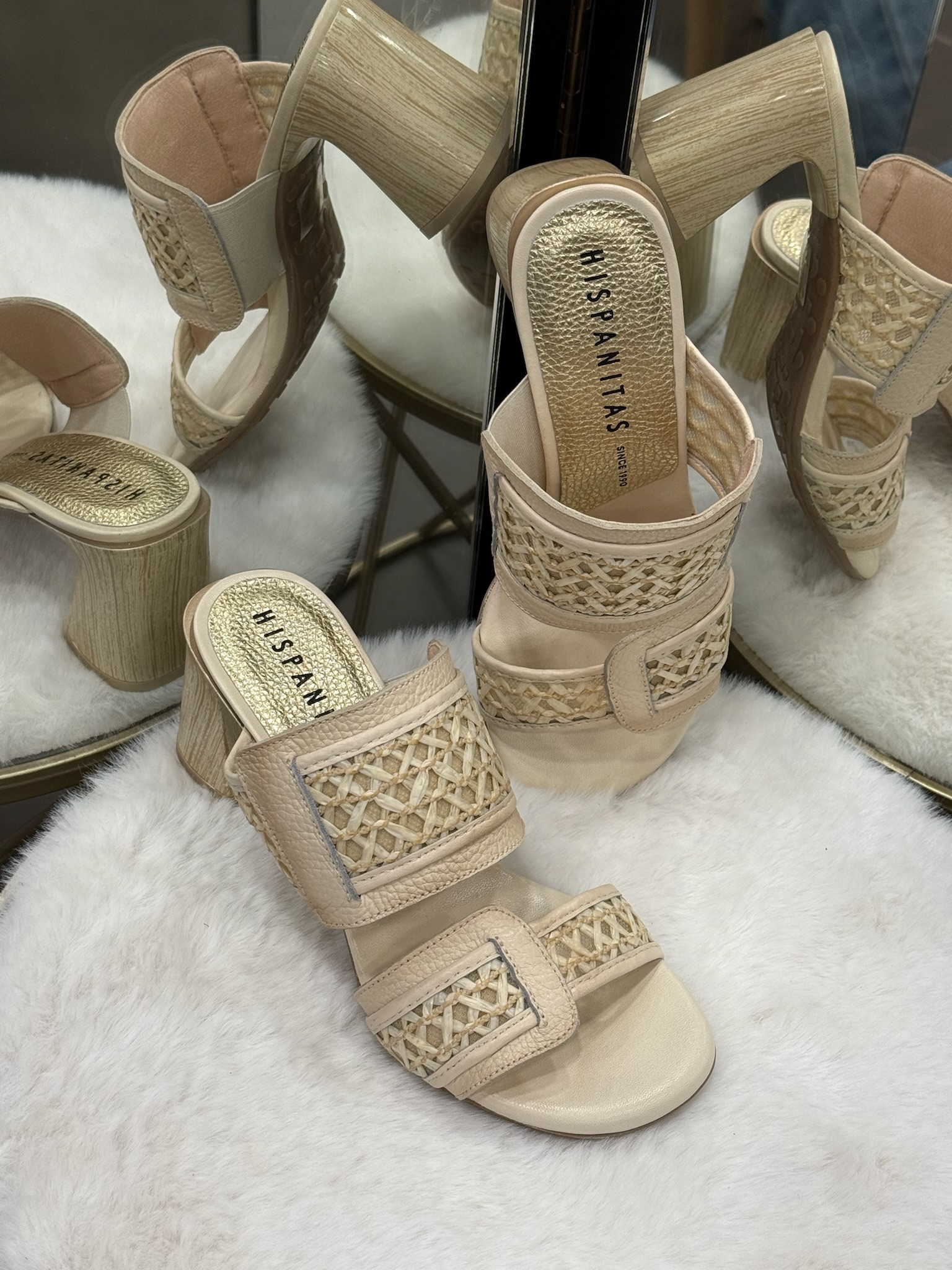 Craquez pour les mules Hispanitas Orquidea, la parfaite alliance entre élégance naturelle, confort et style estival.