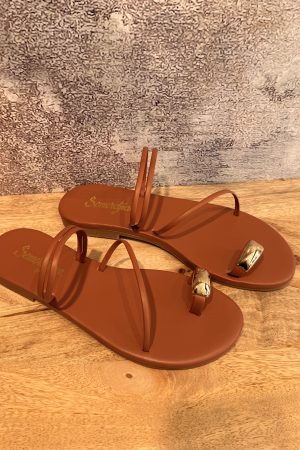 ✨L’entredoigt femme Semerdjian 4304 en coloris camel est la sandale idéale pour un look estival élégant et tendance. Avec sa finition brillante et son design épuré, elle apporte une touche lumineuse à toutes vos tenues, du quotidien aux occasions plus habillées. Ces mules Semerdjian se décline aussi en platine et en noir.
