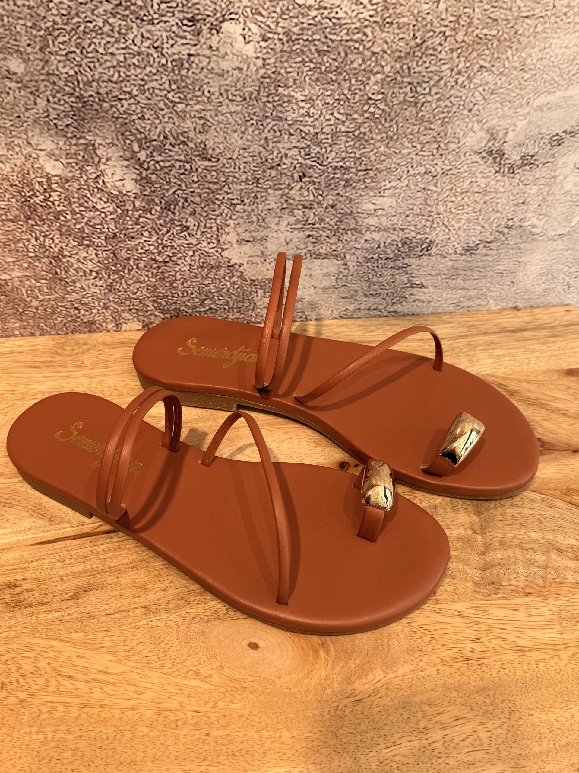 ✨L’entredoigt femme Semerdjian 4304 en coloris camel est la sandale idéale pour un look estival élégant et tendance. Avec sa finition brillante et son design épuré, elle apporte une touche lumineuse à toutes vos tenues, du quotidien aux occasions plus habillées. Ces mules Semerdjian se décline aussi en platine et en noir.