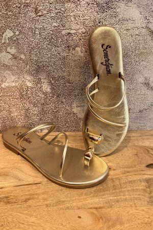 ✨L’entredoigt femme Semerdjian 4304 en coloris platine est la sandale idéale pour un look estival élégant et tendance. Avec sa finition brillante et son design épuré, elle apporte une touche lumineuse à toutes vos tenues, du quotidien aux occasions plus habillées.