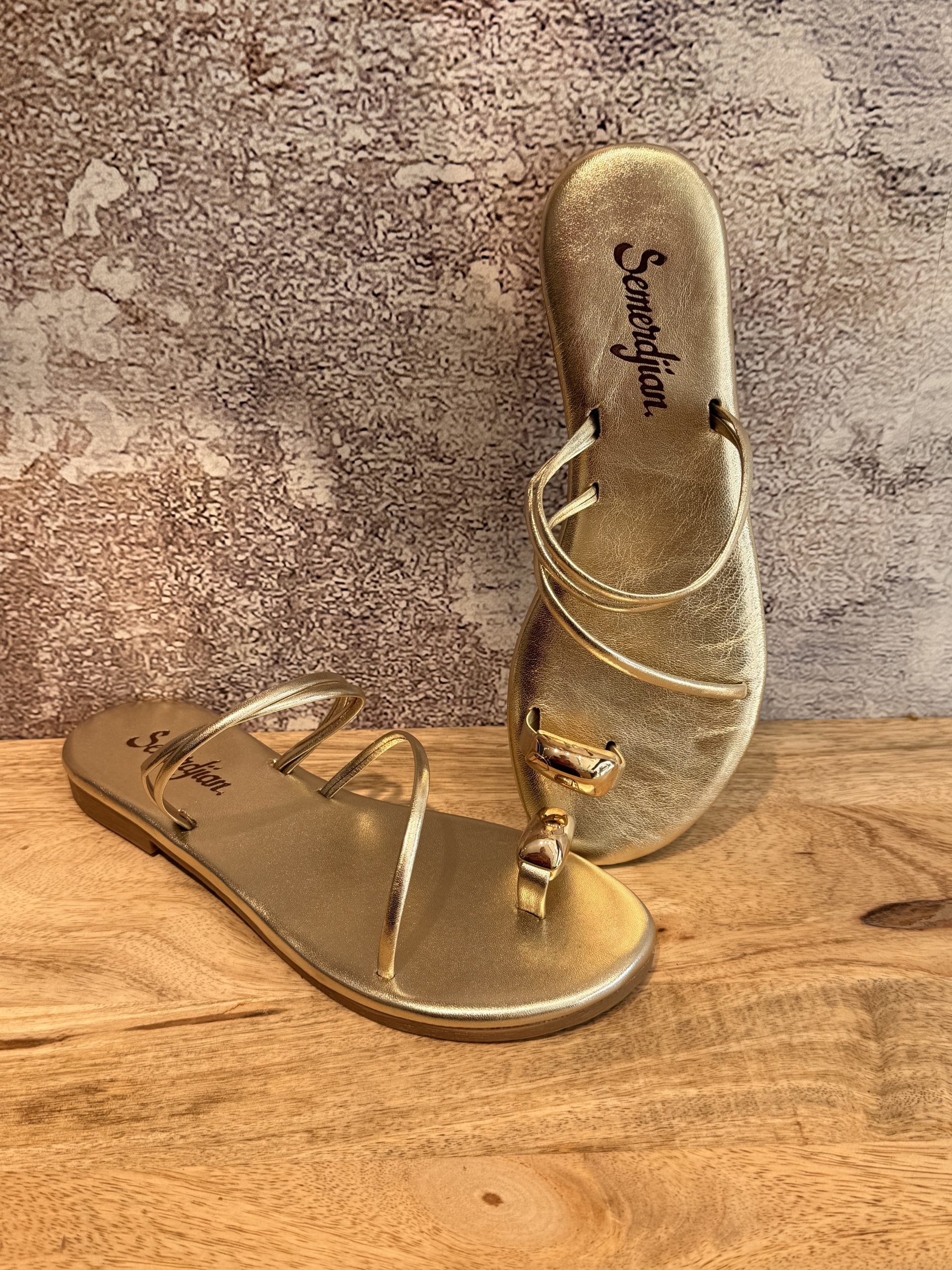 ✨L’entredoigt femme Semerdjian 4304 en coloris platine est la sandale idéale pour un look estival élégant et tendance. Avec sa finition brillante et son design épuré, elle apporte une touche lumineuse à toutes vos tenues, du quotidien aux occasions plus habillées.