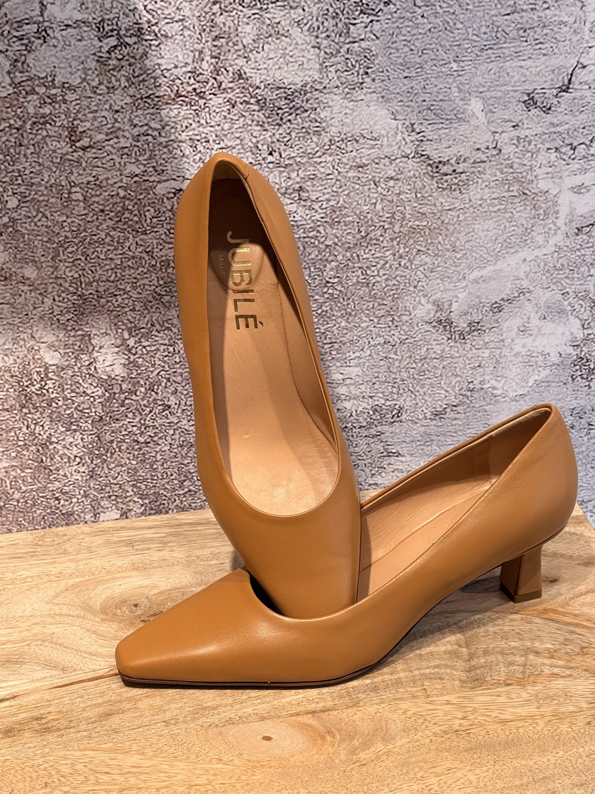 Craquez pour l'intemporel escarpin Camel italien de la Marque Jubilé. A découvrir sur le site ou en Boutique au 9B Rue Jéhenne à Arcachon.