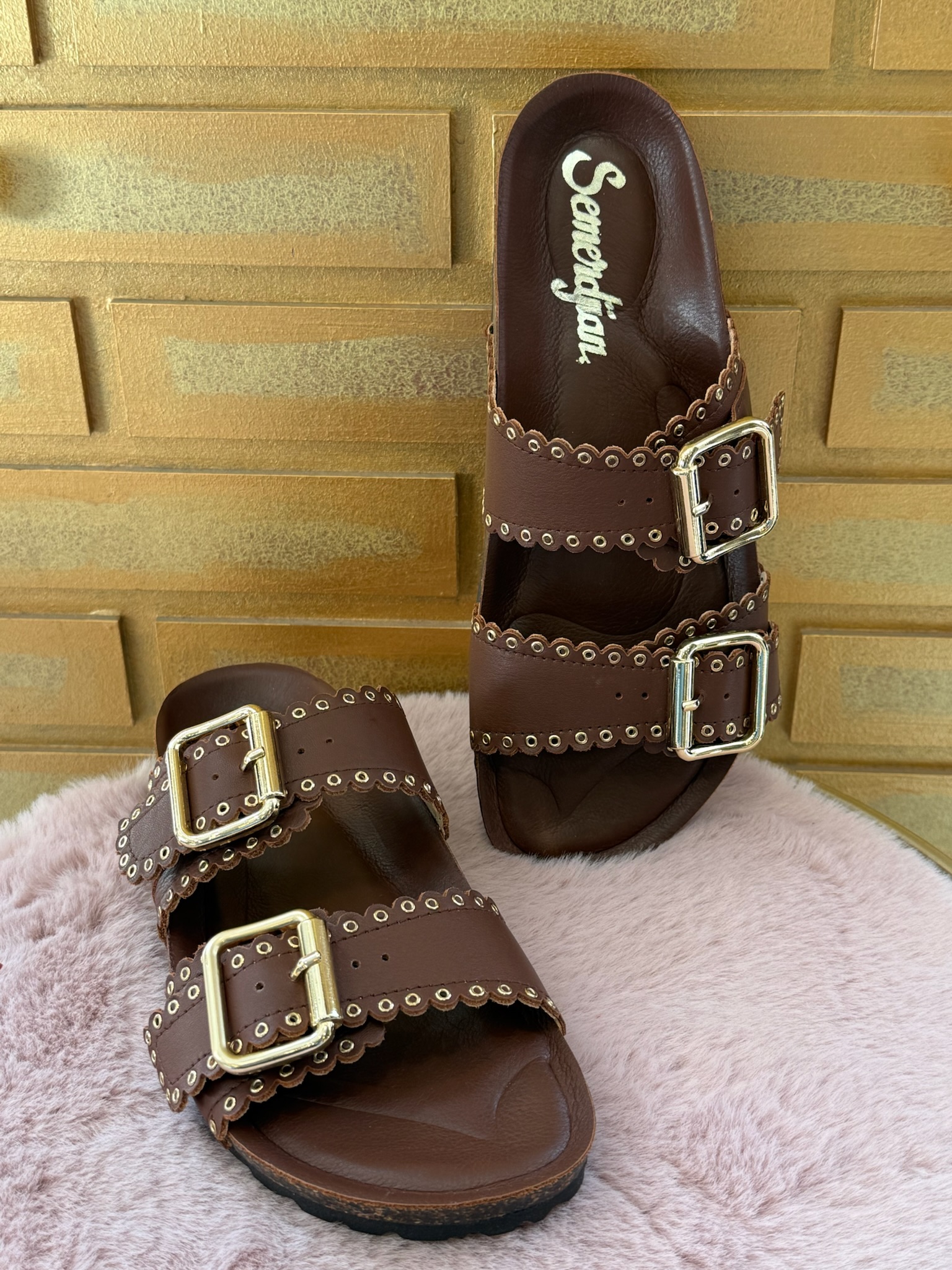 Craquez pour la mule Arianna Oslo Marronde la Marque Semerdjian, fabriquée en Italie . Découvrez toutes ses déclinaisons sur le site ou en boutique au 9B Rue Jéhenne à Arcachon.