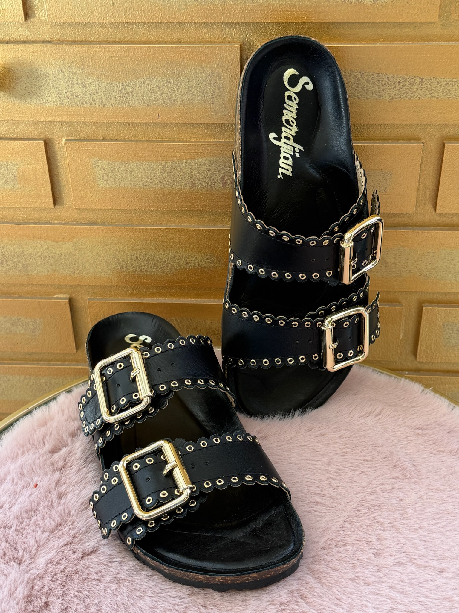 Craquez pour la mule Arianna Oslo Noire de la Marque Semerdjian, fabriquée en Italie . Découvrez toutes ses déclinaisons sur le site ou en boutique au 9B Rue Jéhenne à Arcachon.