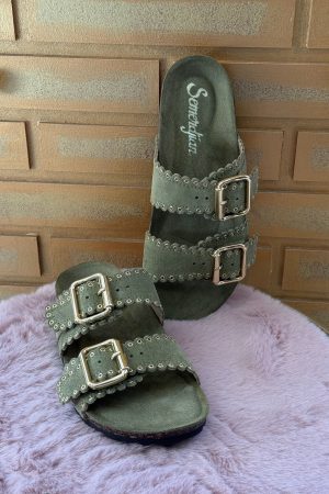 Craquez pour la mule Arianna crosta Kaki en nubuck de la Marque Semerdjian. Elle se décline en orange , mais aussi sur une version en cuir lisse en noir et également en marron. Venez les découvrir sur le site ou en boutique au 9b Rue Jéhenne à Arcachon