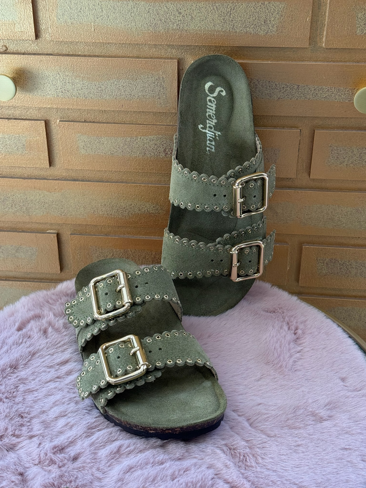 Craquez pour la mule Arianna crosta Kaki en nubuck de la Marque Semerdjian. Elle se décline en orange , mais aussi sur une version en cuir lisse en noir et également en marron. Venez les découvrir sur le site ou en boutique au 9b Rue Jéhenne à Arcachon