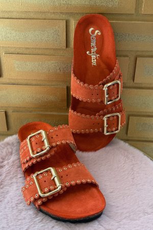 Craquez pour la mule Arianna crosta orange en nubuck de la Marque Semerdjian. Elle se décline en kaki , mais aussi sur une version en cuir lisse en noir et également en marron. Venez les découvrir sur le site ou en boutique au 9b Rue Jéhenne à Arcachon