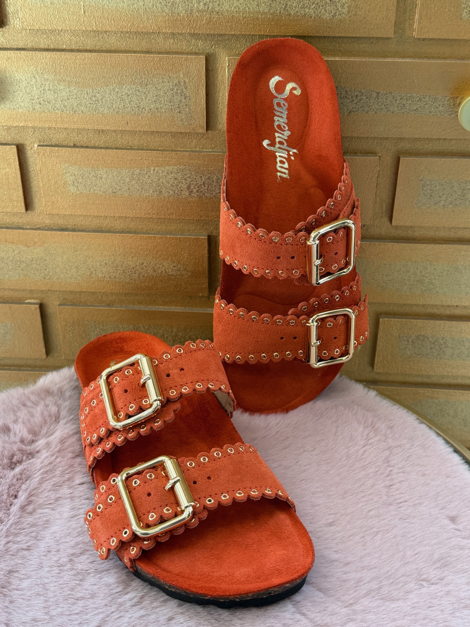 Craquez pour la mule Arianna crosta orange en nubuck de la Marque Semerdjian. Elle se décline en kaki , mais aussi sur une version en cuir lisse en noir et également en marron. Venez les découvrir sur le site ou en boutique au 9b Rue Jéhenne à Arcachon