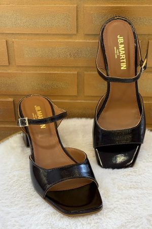 Craquez pour l'élégante mule Diaz de la Marque JB Martin qui existent en noir ou en nude vernis. A découvrir sur le site ou en boutique à Arcachon