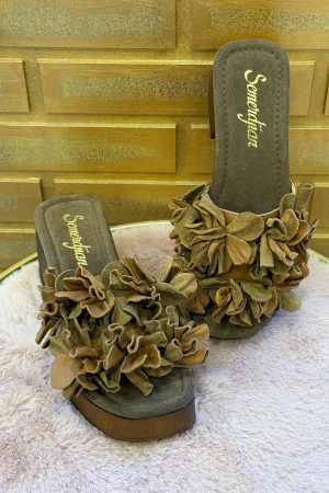 Craquez pour les mules fleuries camel de chez Semerdjian. A découvrir également en boutique