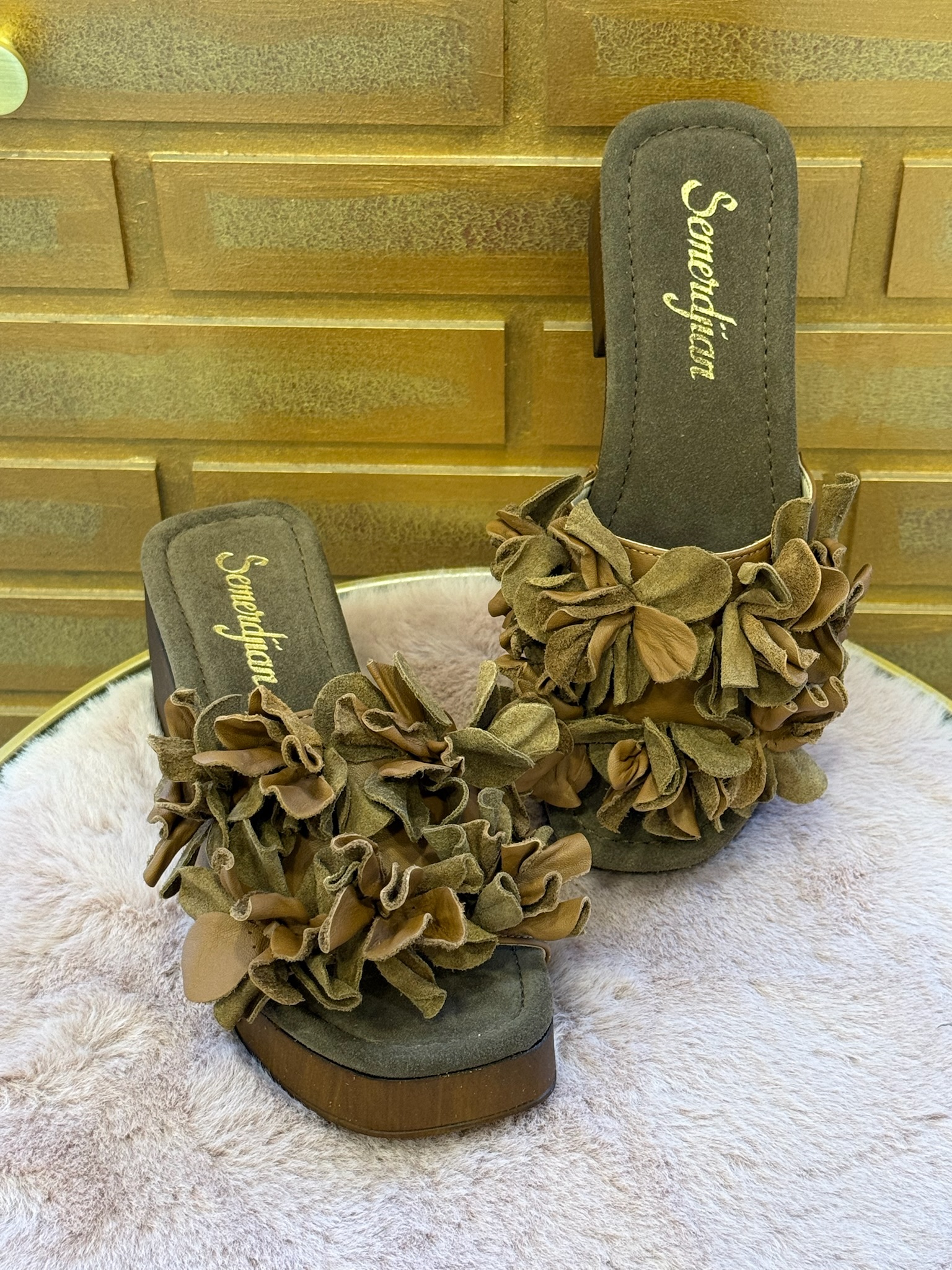 Craquez pour les mules fleuries camel de chez Semerdjian. A découvrir également en boutique