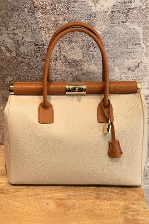 Craquez pour le sac en cuir grainé crème et camel , Nora fabriqué en Italie. Chic et féminin. A découvrir sur le site ou en boutique au 9B Rue Jehenne sur Arcachon