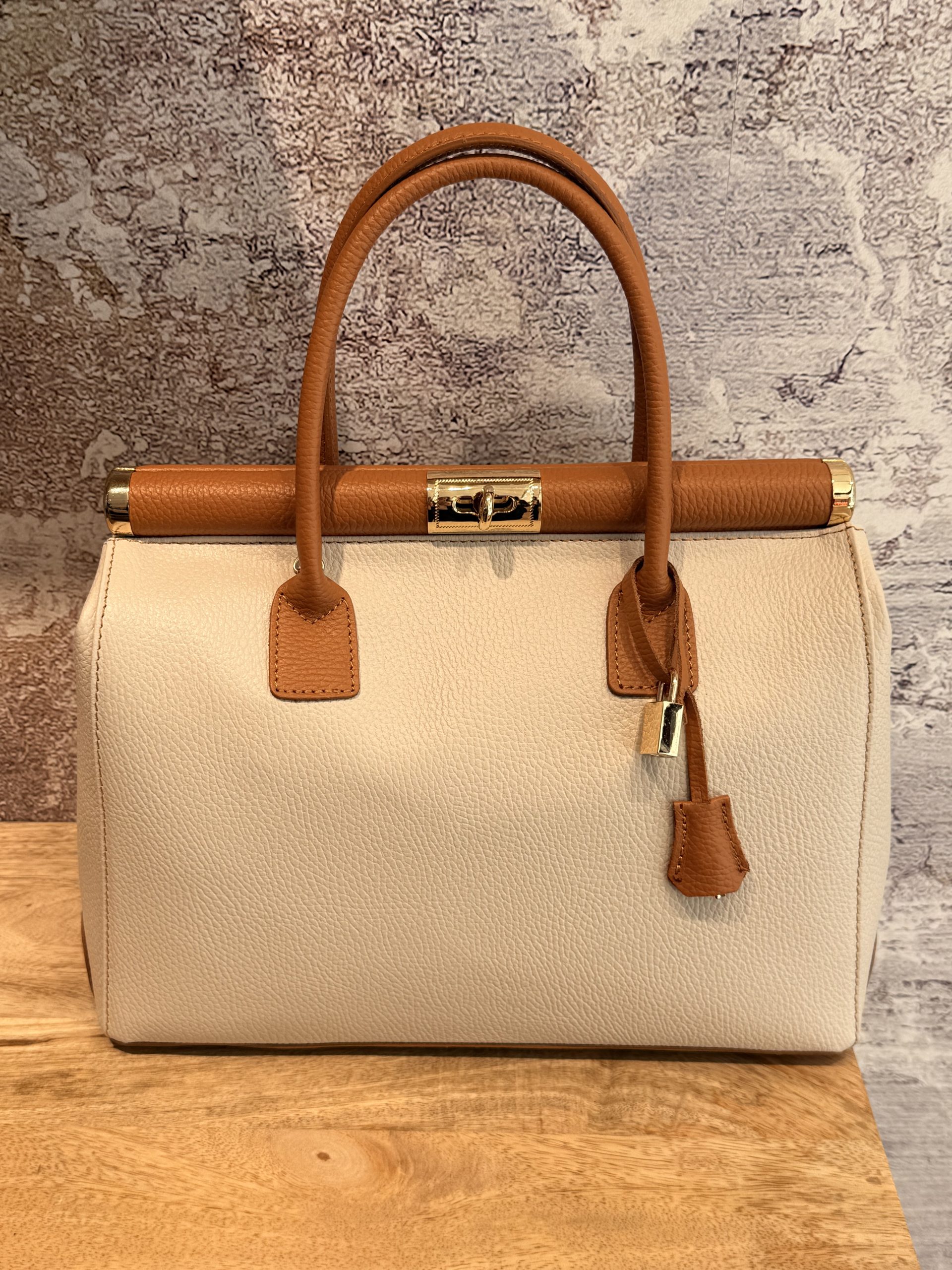 Craquez pour le sac en cuir grainé crème et camel , Nora fabriqué en Italie. Chic et féminin. A découvrir sur le site ou en boutique au 9B Rue Jehenne sur Arcachon