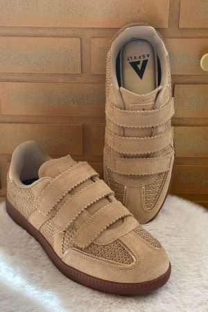 Craquez pour la basket femme Elite Classic avec velcro beige de la Marque Asfvlt. A découvrir sur le site avec ses déclinaisons et en boutique sur Arcachon