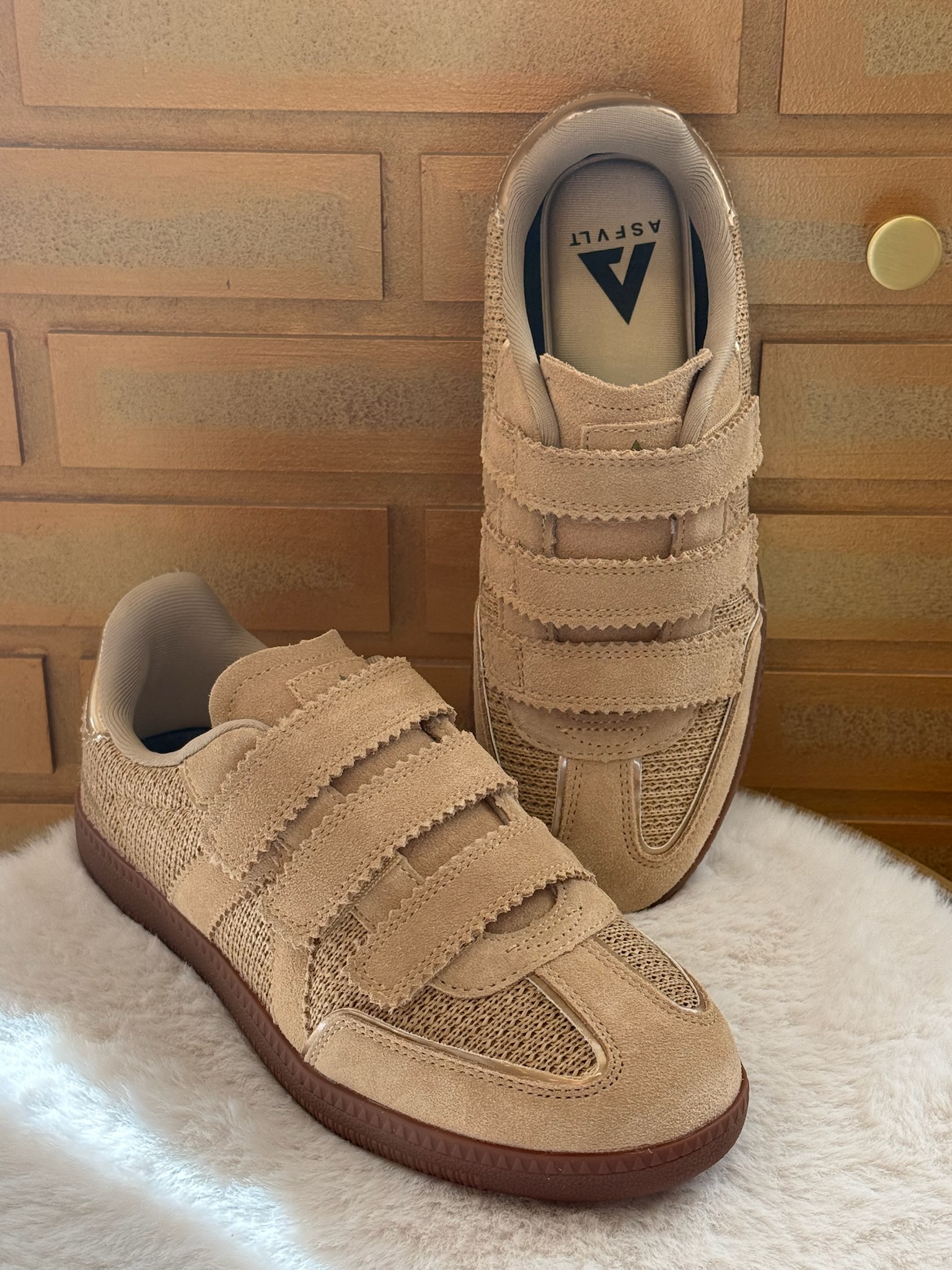 Craquez pour la basket femme Elite Classic avec velcro beige de la Marque Asfvlt. A découvrir sur le site avec ses déclinaisons et en boutique sur Arcachon