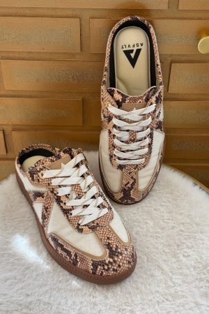 Sneakers mule ASFVLT Elite Classic croco marron : style rétro, confort optimal et finition effet crocodile. Une chaussure tendance et facile à enfiler pour un look casual chic.