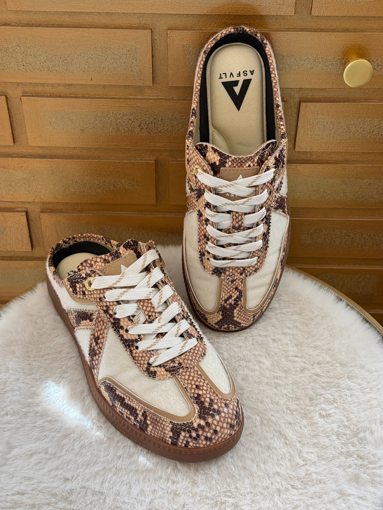 Sneakers mule ASFVLT Elite Classic croco marron : style rétro, confort optimal et finition effet crocodile. Une chaussure tendance et facile à enfiler pour un look casual chic.