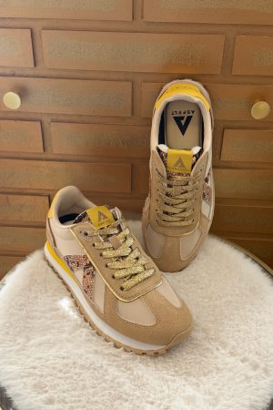Découvrez la basket ASFVLT Gate Tan Snake : sneaker rétro running, confortable avec semelle mémoire de forme. Style tendance à porter au quotidien.