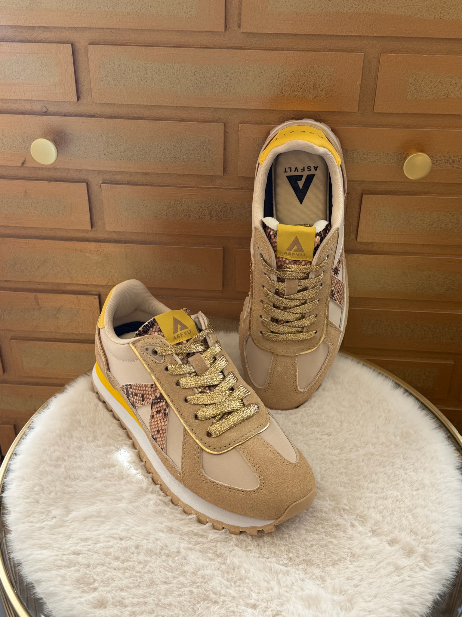 Découvrez la basket ASFVLT Gate Tan Snake : sneaker rétro running, confortable avec semelle mémoire de forme. Style tendance à porter au quotidien.