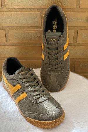 Basket homme Gola Harrier Suede kaki, jaune et noir, sneaker rétro en cuir velours confortable et tendance
