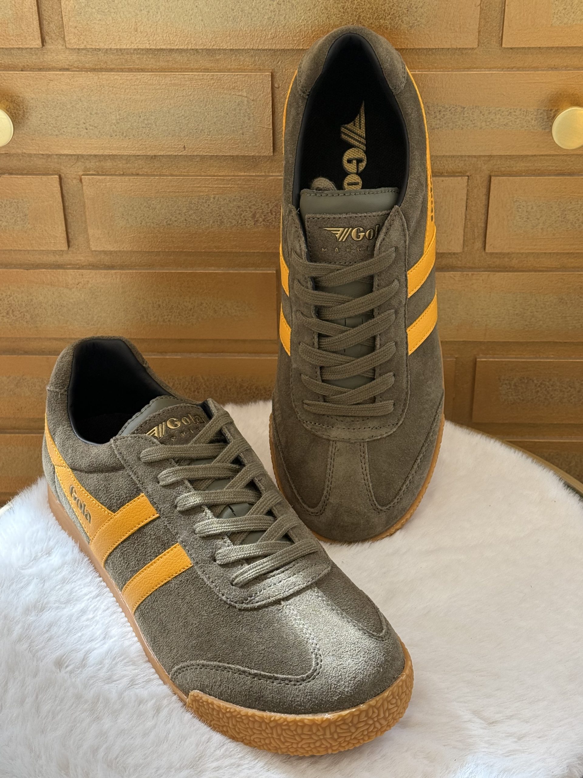 Basket homme Gola Harrier Suede kaki, jaune et noir, sneaker rétro en cuir velours confortable et tendance