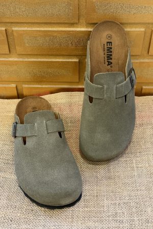 Découvrez la mule femme EMMA Shoes 8736 en cuir velours kaki, confortable et tendance pour l’été. Disponible chez Euridys Chaussures à Arcachon.