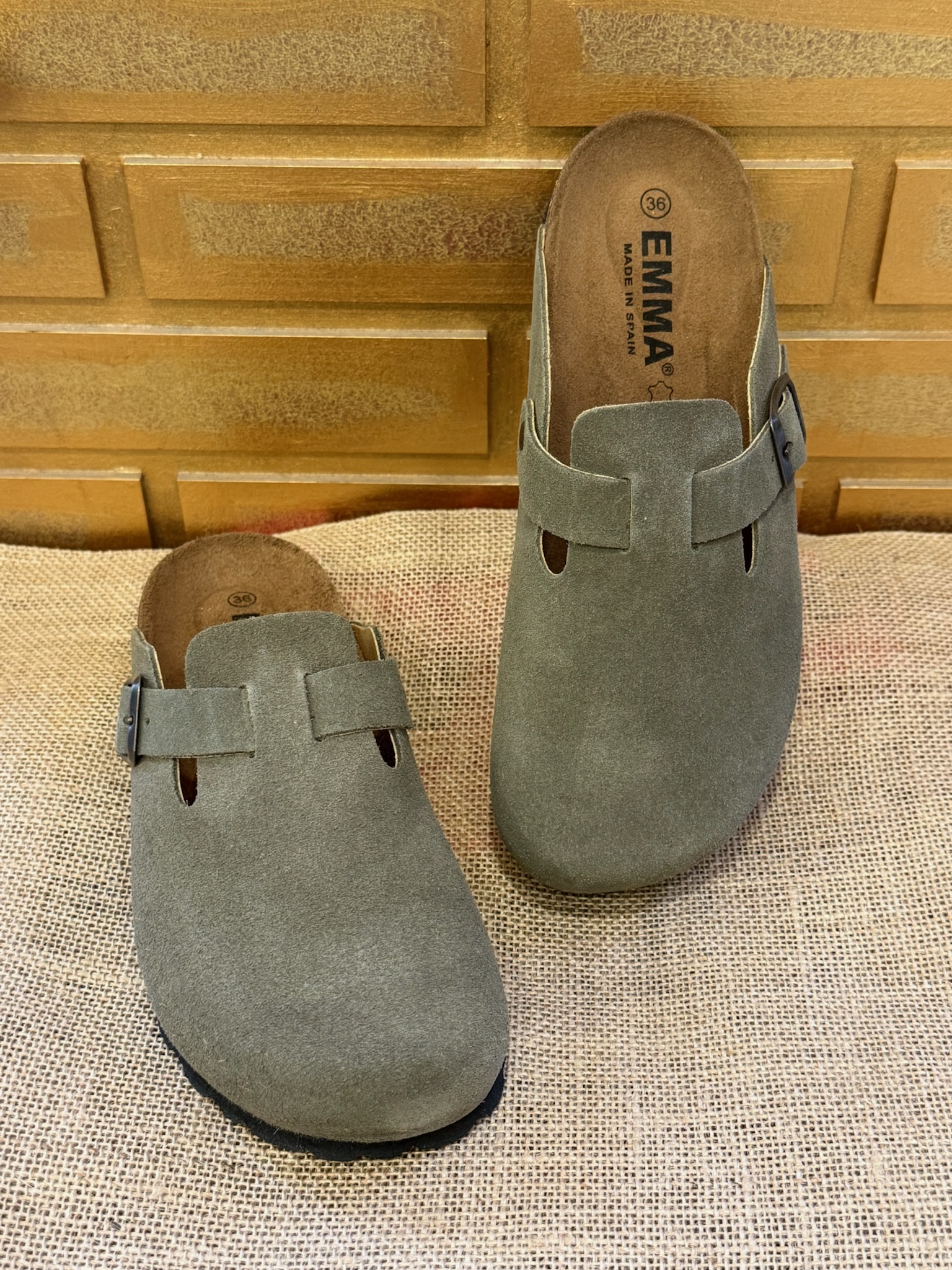 Découvrez la mule femme EMMA Shoes 8736 en cuir velours kaki, confortable et tendance pour l’été. Disponible chez Euridys Chaussures à Arcachon.