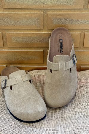 Découvrez la mule femme EMMA Shoes 8736 en cuir velours beige, confortable et élégante pour l’été. Disponible chez Euridys Chaussures à Arcachon.