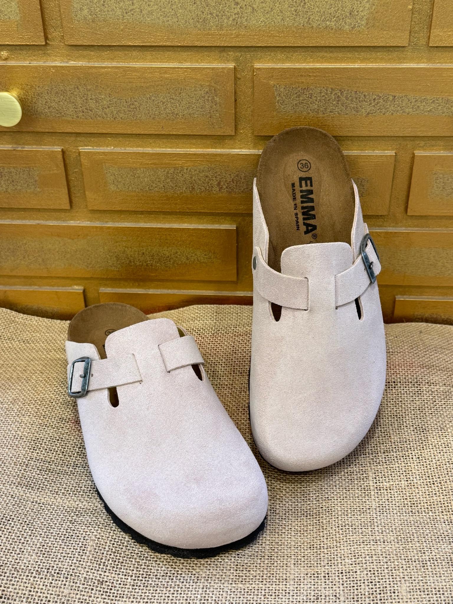 Découvrez la mule femme EMMA Shoes Emma 8736 en cuir velours rose, confortable et tendance pour l’été. Disponible chez Euridys Chaussures à Arcachon.