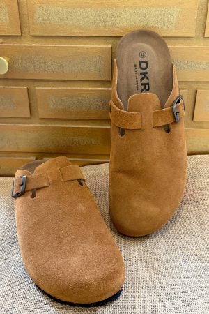 Le sabot homme très tendance à porter avec tous vos looks cet été. Le plus dur choisir la couleur : noir carbone, taupe, Camel ou beige. Fabrication espagnole