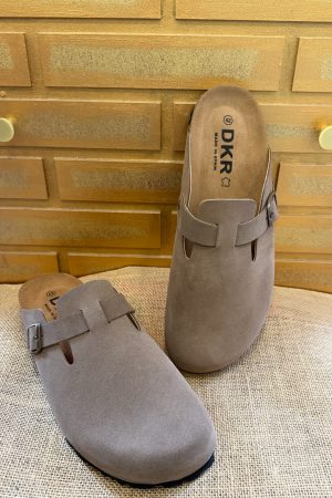 Le sabot homme très tendance à porter avec tous vos looks cet été. Le plus dur choisir la couleur : noir carbone, taupe, Camel ou beige. Fabrication espagnole