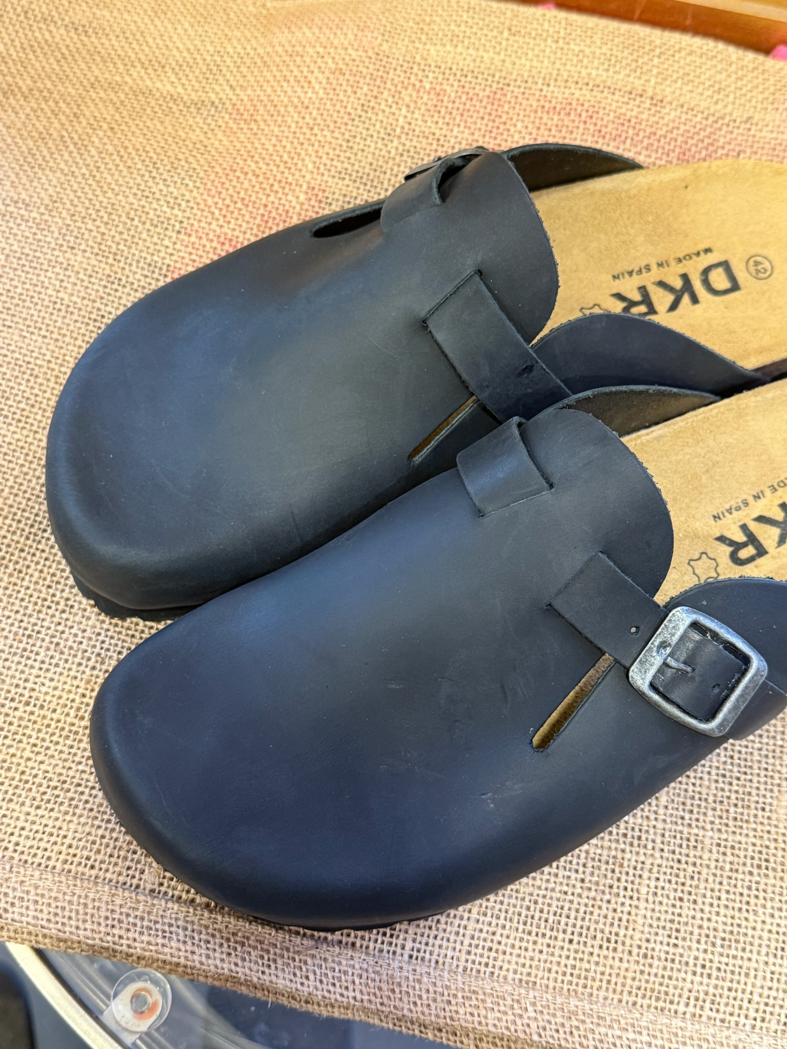 Le sabot homme très tendance à porter avec tous vos looks cet été. Le plus dur choisir la couleur : noir carbone, taupe, Camel ou beige. Fabrication espagnole