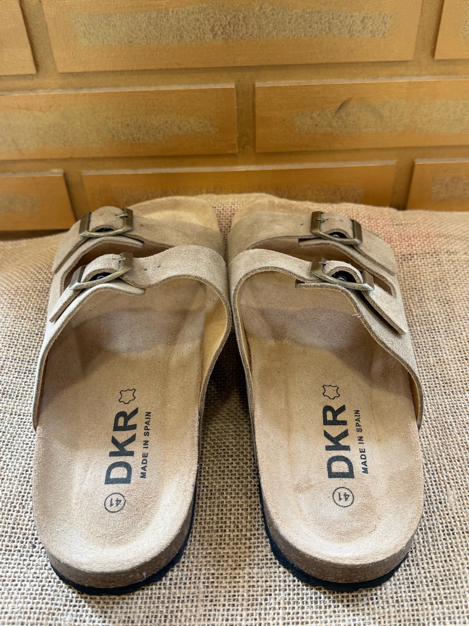 La paire de mule sandale pour homme incontournable cet été. Kaki ou couleur taupe à vous de choisir