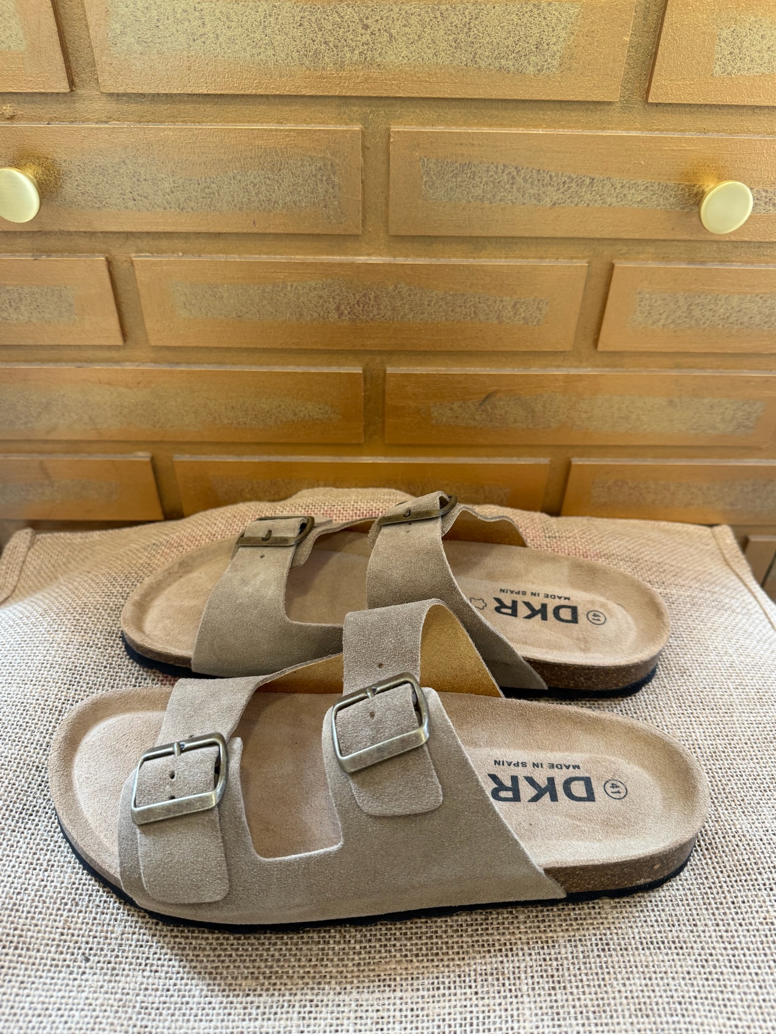 La paire de mule sandale pour homme incontournable cet été. Kaki ou couleur taupe à vous de choisir