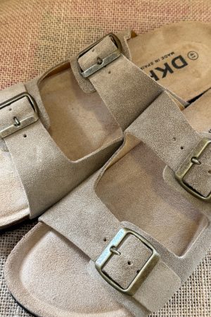 La paire de mule sandale pour homme incontournable cet été. Kaki ou couleur taupe à vous de choisir