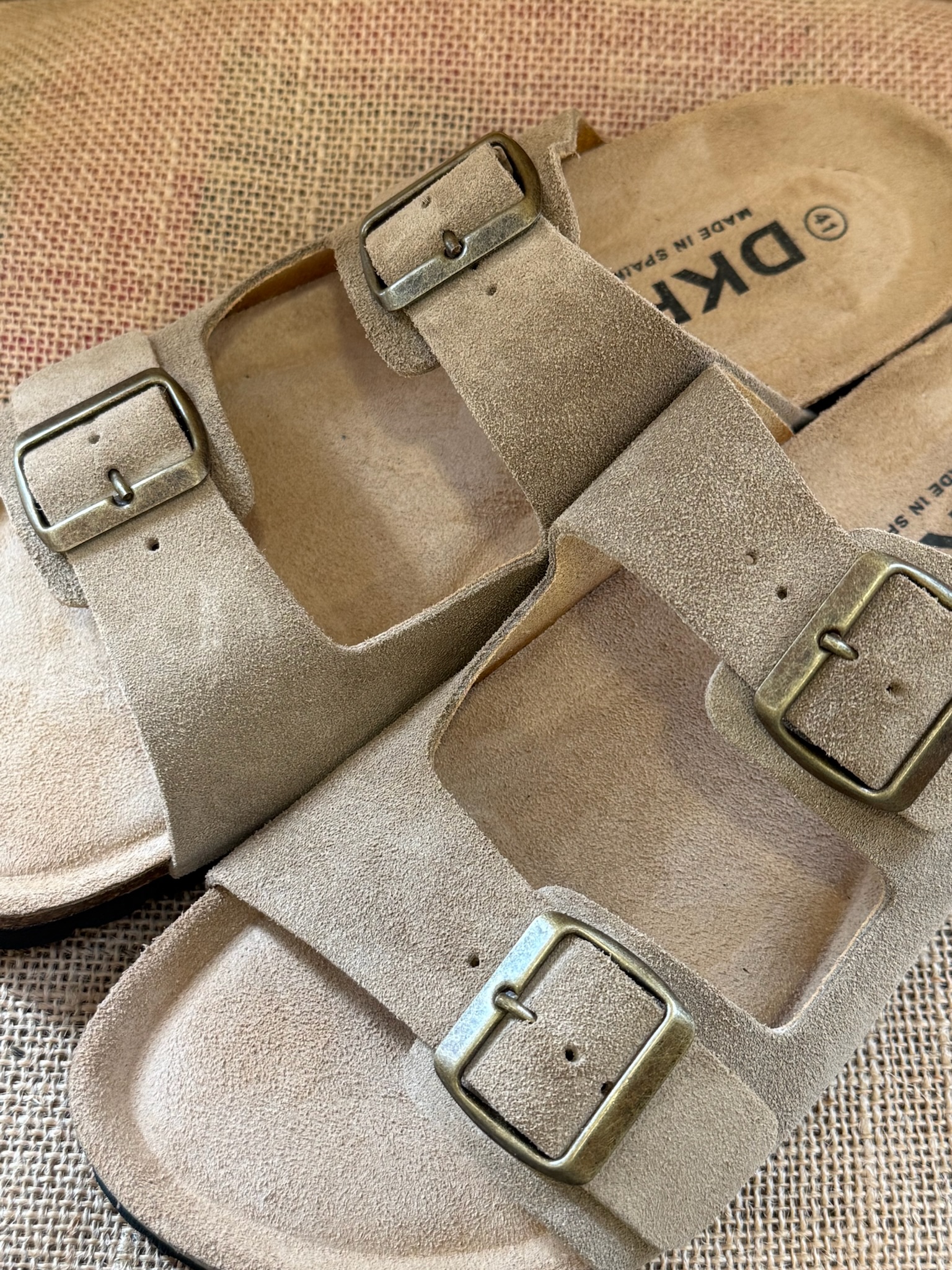 La paire de mule sandale pour homme incontournable cet été. Kaki ou couleur taupe à vous de choisir