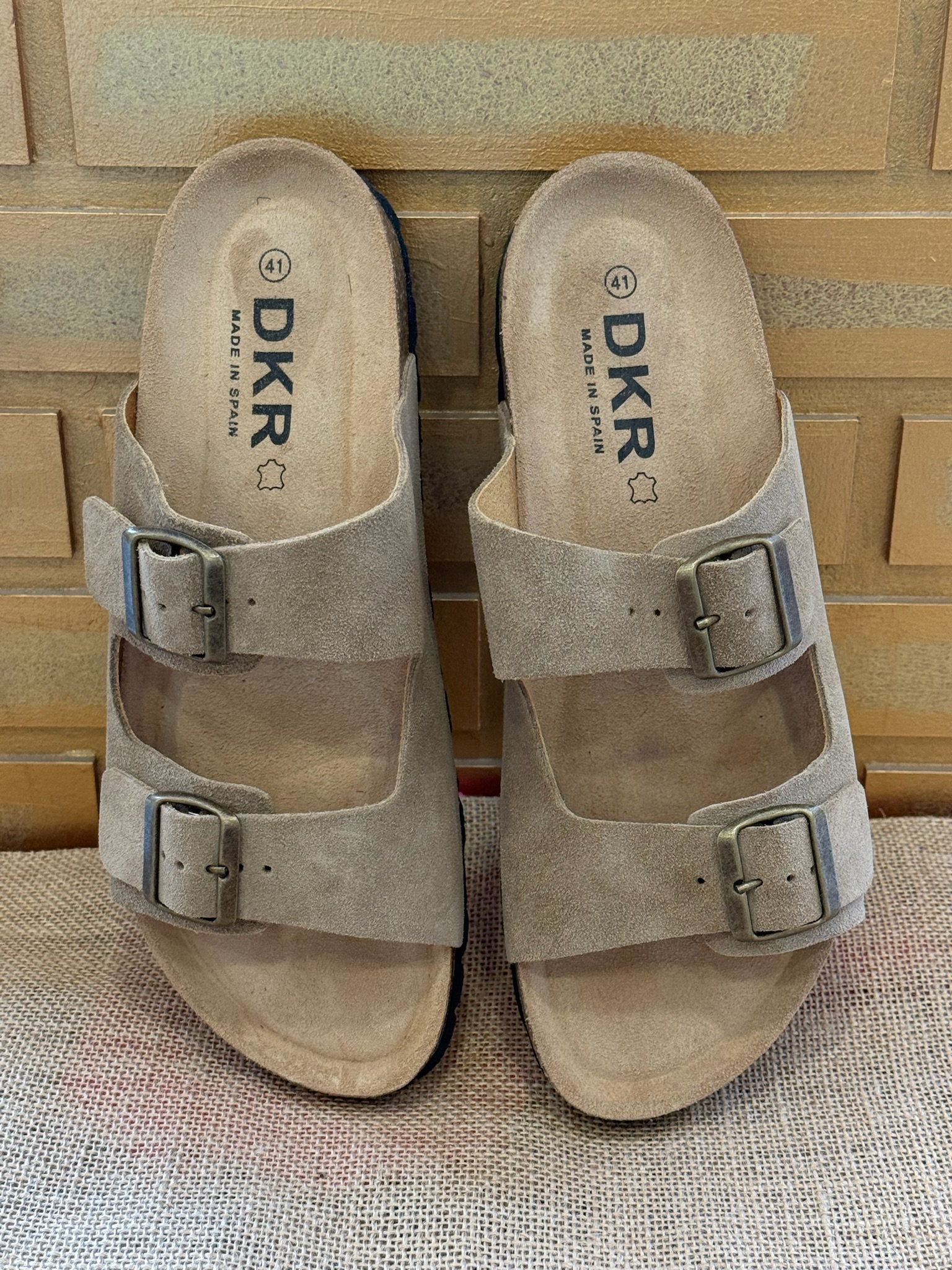 La paire de mule sandale pour homme incontournable cet été. Kaki ou couleur taupe à vous de choisir