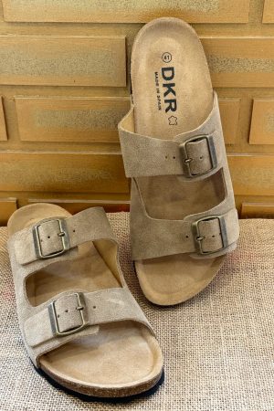 La paire de mule sandale pour homme incontournable cet été. Kaki ou couleur taupe à vous de choisir