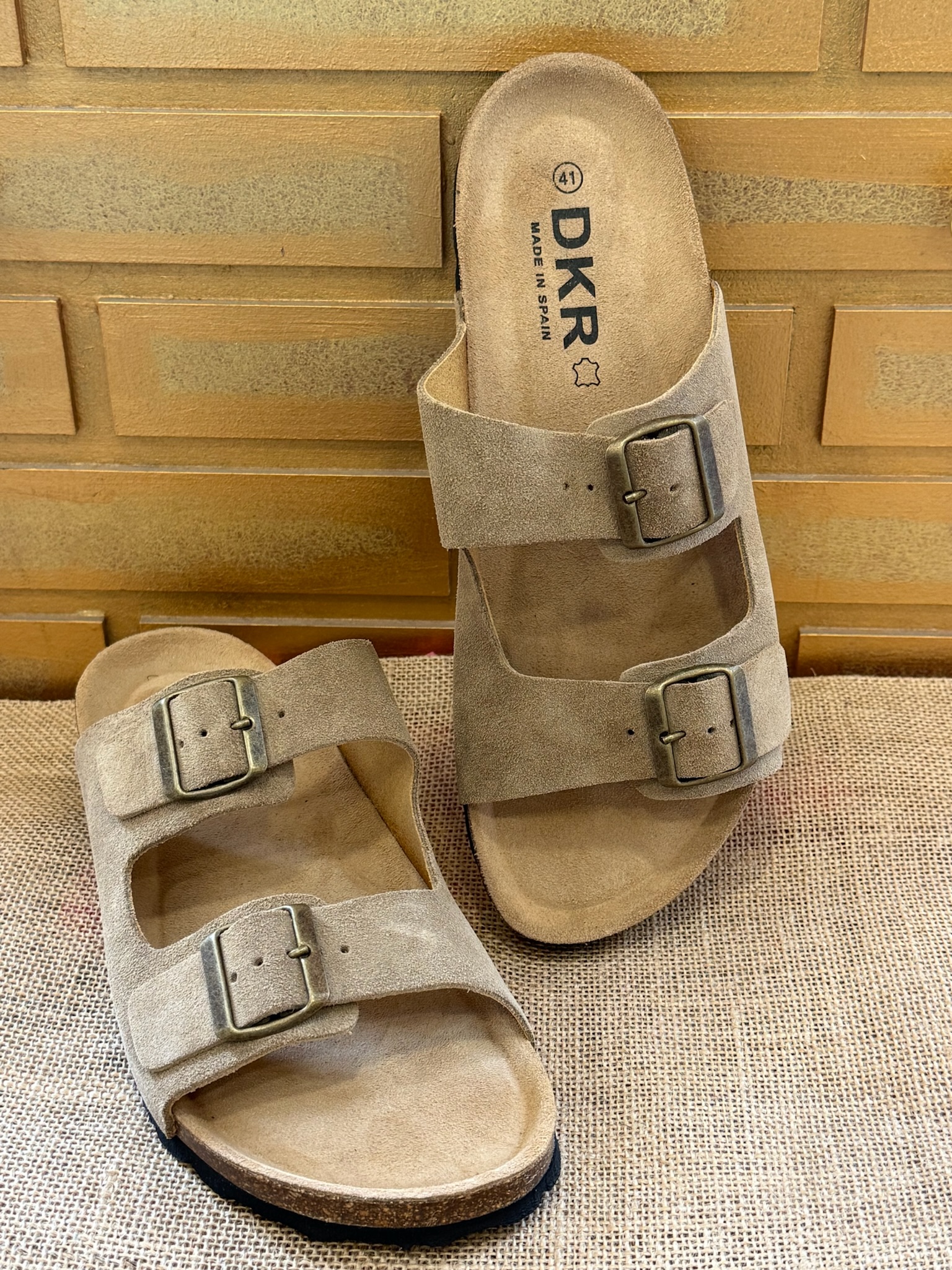 La paire de mule sandale pour homme incontournable cet été. Kaki ou couleur taupe à vous de choisir