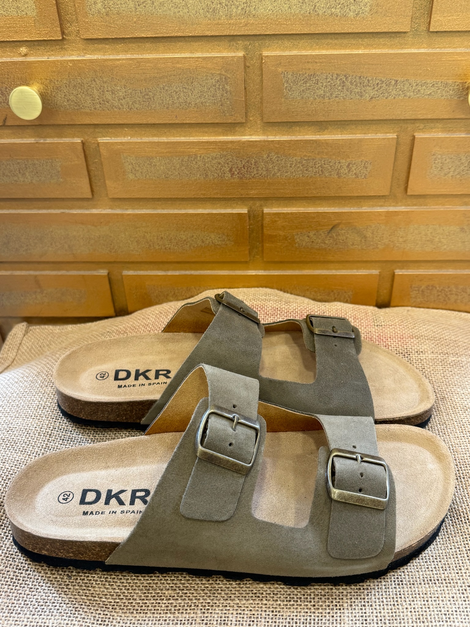 La paire de mule sandale pour homme incontournable cet été. Kaki ou couleur taupe à vous de choisir