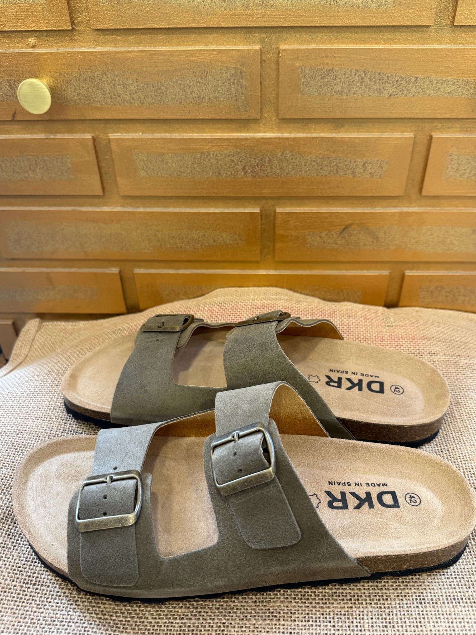 La paire de mule sandale pour homme incontournable cet été. Kaki ou couleur taupe à vous de choisir