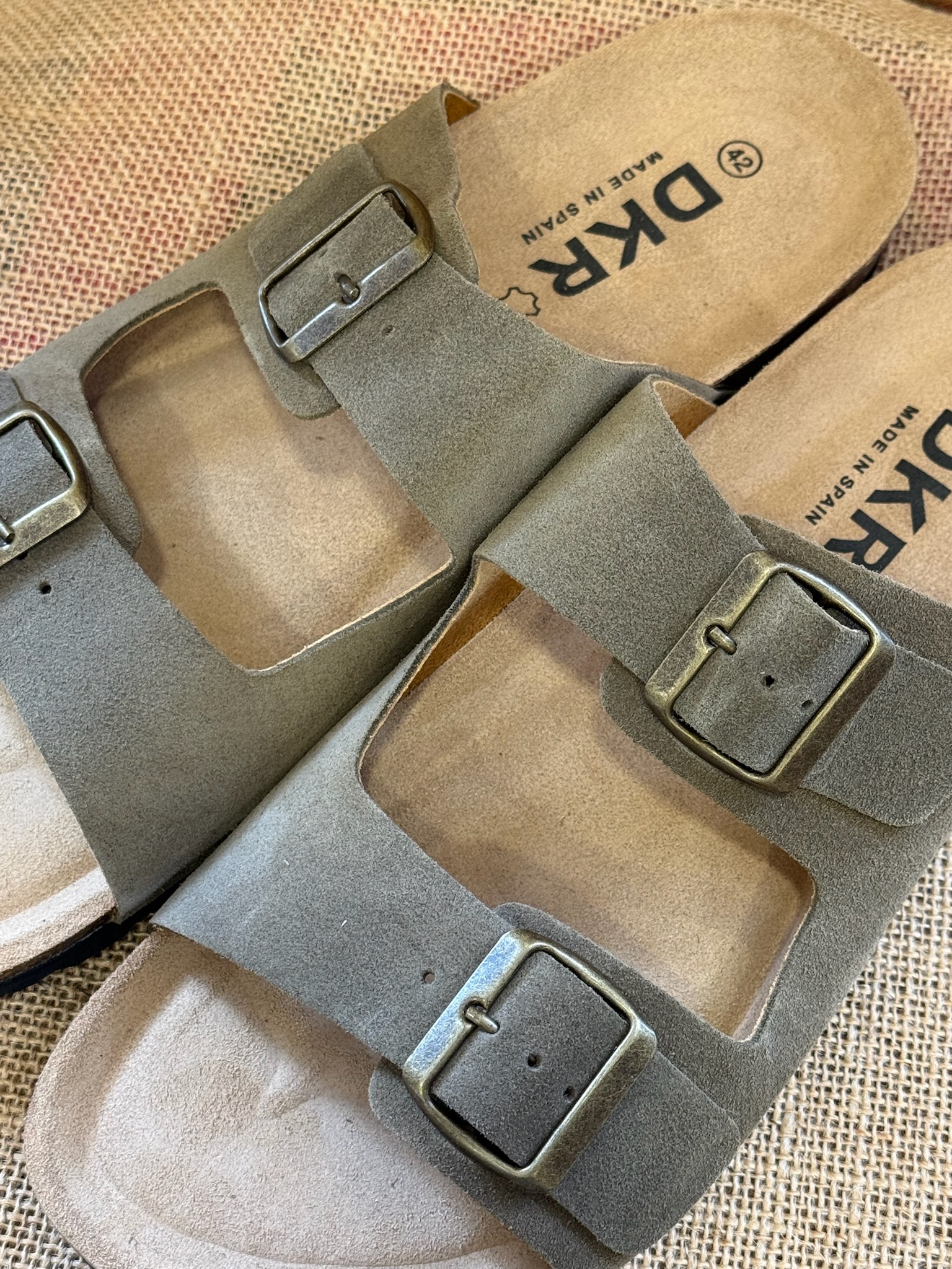 La paire de mule sandale pour homme incontournable cet été. Kaki ou couleur taupe à vous de choisir