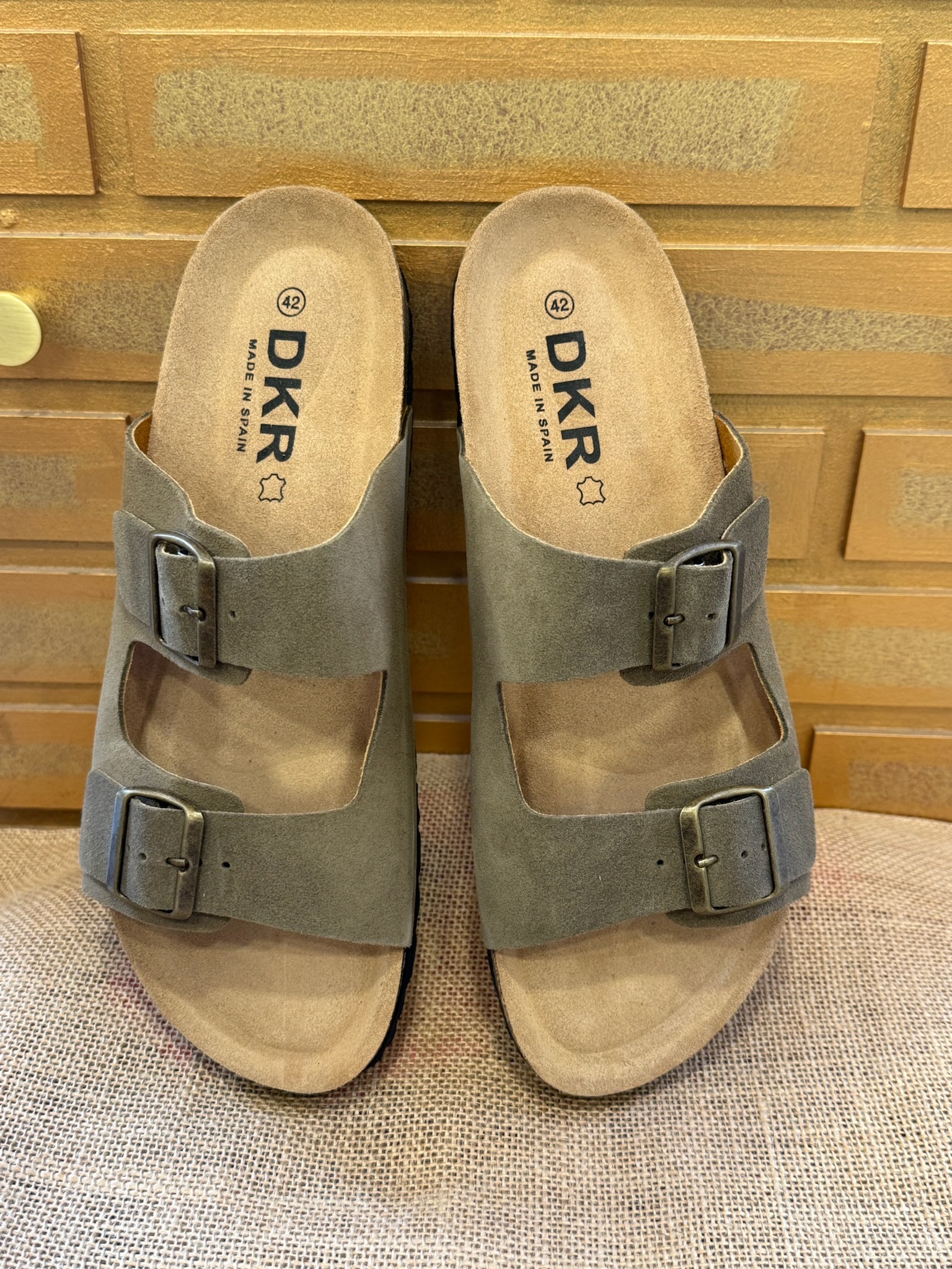 La paire de mule sandale pour homme incontournable cet été. Kaki ou couleur taupe à vous de choisir