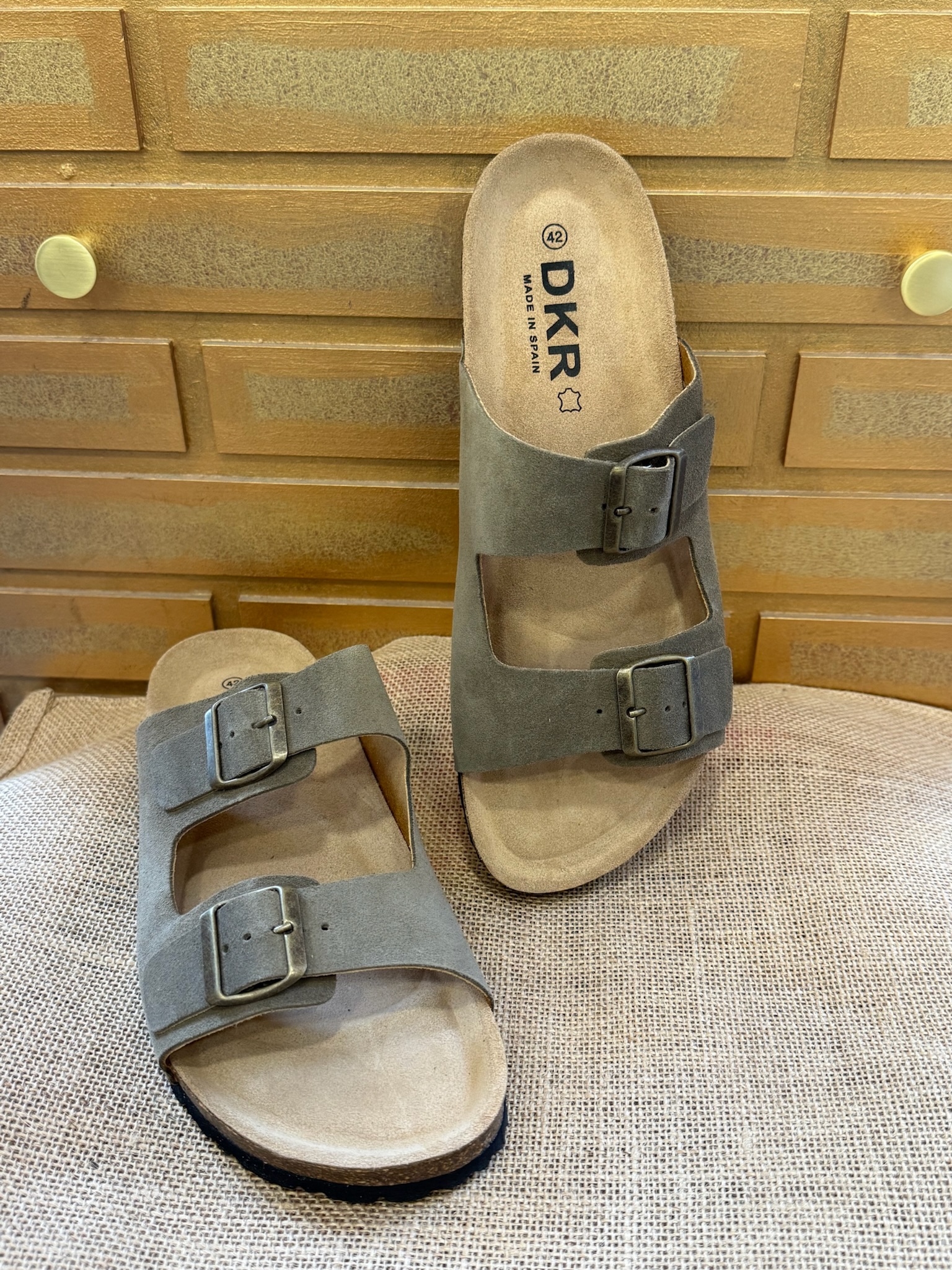 La paire de mule sandale pour homme incontournable cet été. Kaki ou couleur taupe à vous de choisir