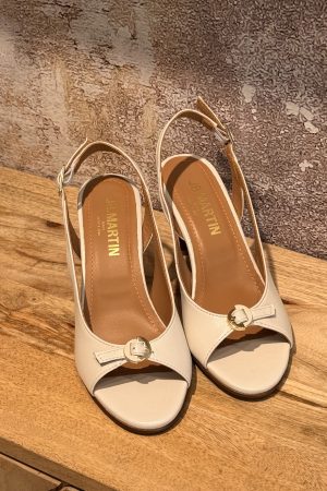 Craquez pour la très chic sandale Luttie crème de la Marque JB Martin. Elle existe aussi en noire. Venez l'essayer en boutique ou la découvrir sur le site.