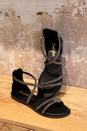 Envie de paillettes dans vos looks d'été ? Craquez pour la sandale à strass argenté sur cuir noir de la Marque Semerdjian modèle 4199. Fabriquée en Italie et elle existe aussi en noir avec strass gold A découvrir sur le site et en boutique sur Arcachon